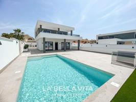 VILLA MODERNA EN ROJALES photo 0