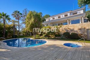 Villa con vista panorámica y suelo edificable en Sitges, Can Girona. photo 0