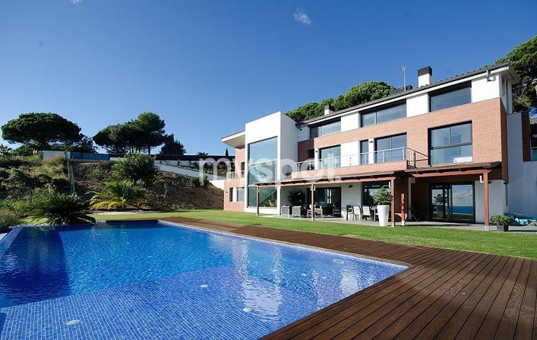 Villa moderna y de lujo con piscina infinita en zona discreta photo 0
