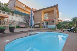 Casa unifamiliar con piscina y vistas en Sant Vicenç dels Horts photo 0