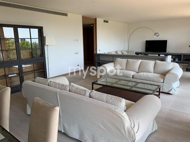 Excelente vivienda en Pedralbes con amplia terraza orientada hacia sur photo 0