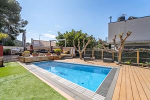 ¡Encantadora casa pareada en La Mora con dos viviendas independientes, jardín y piscina privada! photo 0