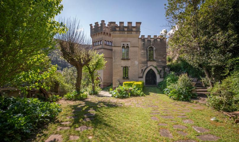 Castillo Modernista Catalogado en El Figaró – Una Joya Histórica con Encanto Único photo 0