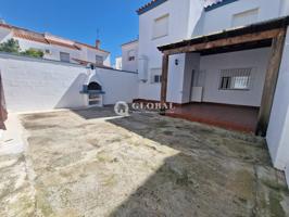 OCASIÓN!!! GRAN CHALET ADOSADO CON 4 DORMITORIOS, 3 BAÑOS, AMPLIO PATIO TRASERO Y PORCHE DE MADERA!!! photo 0