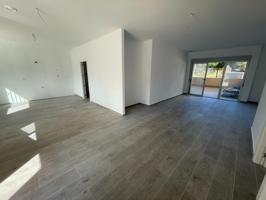 Local comercial a estrenar con uso y disfrute de 2 terrazas, a 170 metros de la playa de Águilas. photo 0