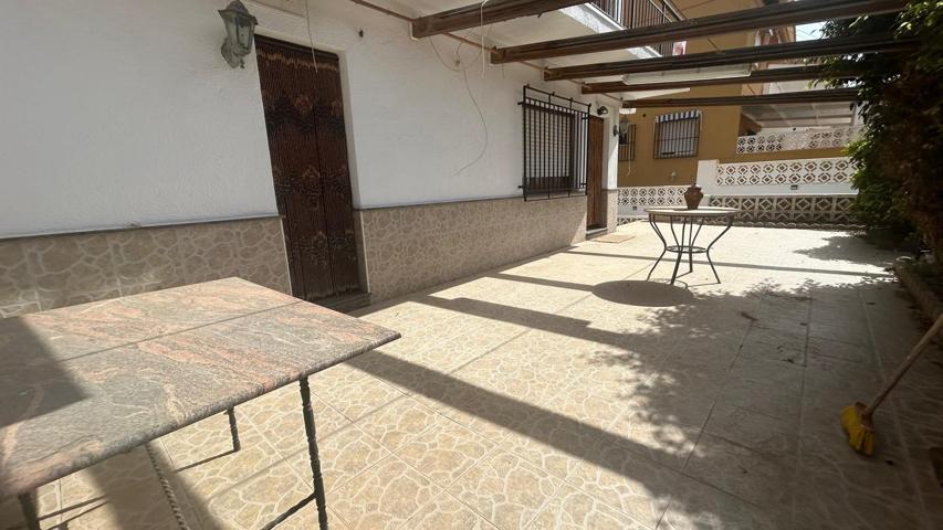 Chalet pareado con jardín de 98 m2, a 120 metros de la playa, con 4 dormitorios, cochera y trastero. photo 0