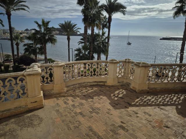 Amplia Casa en el Centro de Águilas, Oportunidad Única photo 0