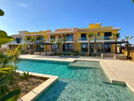 Maravilloso dúplex de dos dormitorios con un atractivo moderno en un resort de golf photo 0