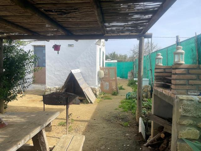 PARCELA VALLADA CON CONSTRUCCIÓN. photo 0