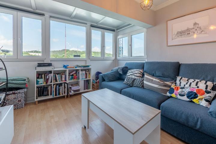 '¡Tu hogar Ideal en Lasarte-Oria: Piso Luminoso con Balcón y Espacios Amplios!' photo 0
