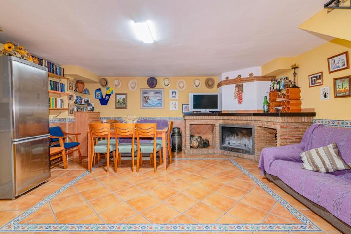 ¡Oportunidad en La Zubia! Casa adosada con sótano habilitado y terraza photo 0