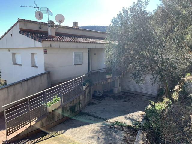 Casa en venta en Vallirana photo 0