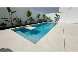 EXCELENTE VILLA CON PISCINA photo 0