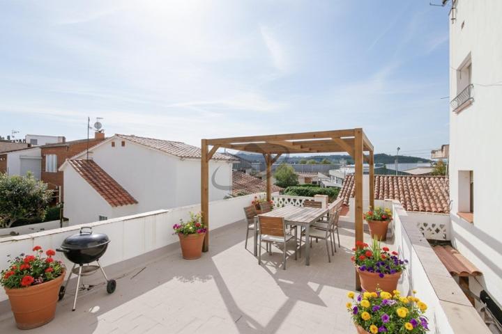 🏡 Casa a tres vientos con terraza y local a cuatro vientos con uso de vivienda y entrada independiente en Cerdanyola del Vallès – ideal para dos familias photo 0