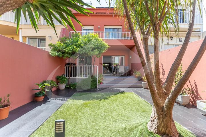 MAGNÍFICA CASA ADOSADA CON 50m² DE PATIO photo 0