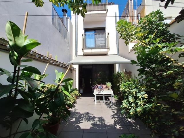 Casa adosada en el centro de Sabadell con patio y terraza photo 0