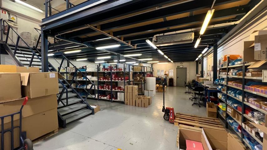 Nave industrial en venta en Sabadell, en perfecto estado y lista para entrar. photo 0