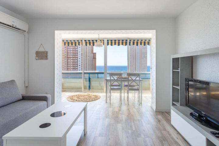 Apartamento reformado con vistas al mar y piscina comunitaria - Alquiler máximo 5 meses photo 0