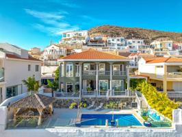 ' Hermosa casa familiar costera ' Residencia independiente en barrio de clase alta con 360 días de sol en el paraíso! photo 0