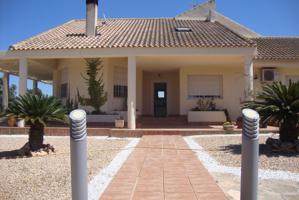 Espaciosa Vivienda con Encanto y Amplia Parcela photo 0