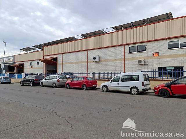 Nave industrial de 837 m2, más entreplantas, divisible en 2, con entradas independientes y con situación privilegiada en Úbeda. photo 0