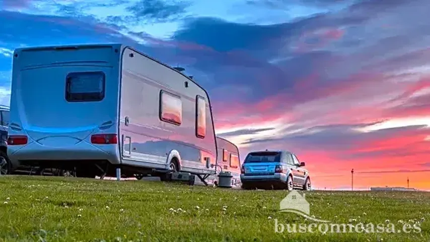 Plazas de parking para camiones y caravanas. photo 0