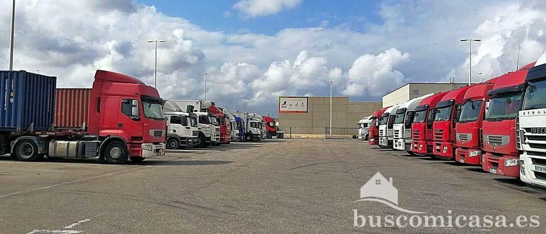 Plazas de parking para camiones y caravanas. photo 0