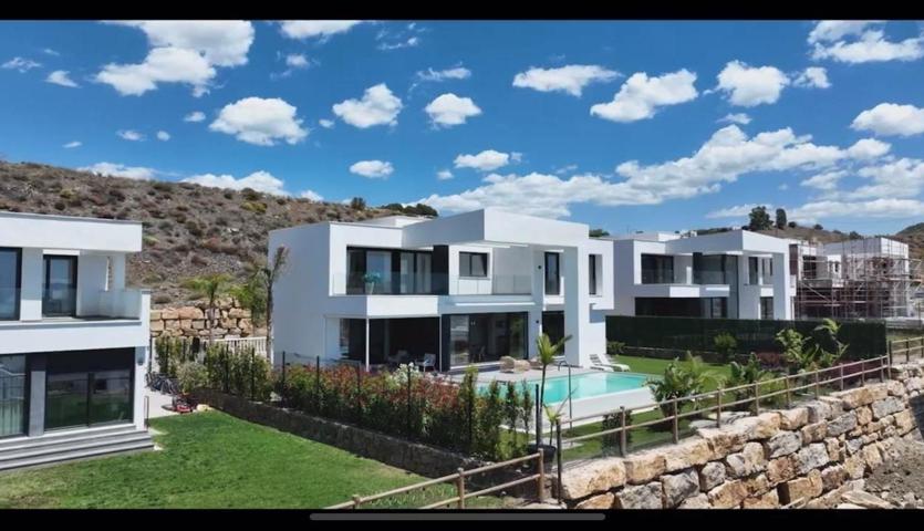 Villa A ESTRENAR !!! 3 plantas, 4 Dorm. y jardín con Piscina Privada en ciudad de Málaga photo 0