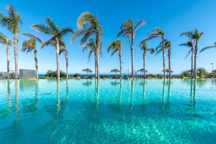 Vivir entre el mar y la tranquilidad: piso exclusivo en Residencial Mediterráneo – Calaburra, Mijas photo 0