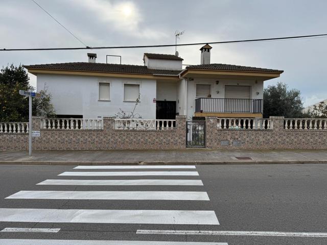 SE VENDEN DOS CASAS PAREADAS EN BUENA ZONA DE TORREDEMBARRA photo 0