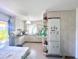 SE VENDE CASA RAS DE SUELO CON PARCELA DE + 8000M COMPLETAMENTE CERRADA A 10 MINUTOS DEL CENTRO DE LA CIUDAD. REF 1421 photo 0