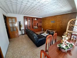 Piso con gran salón, cocina independiente y dos balcones – Buena oportunidad photo 0