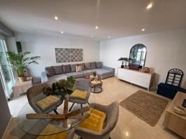 Vivienda contemporánea con patio interior y balcón junto al mar photo 0
