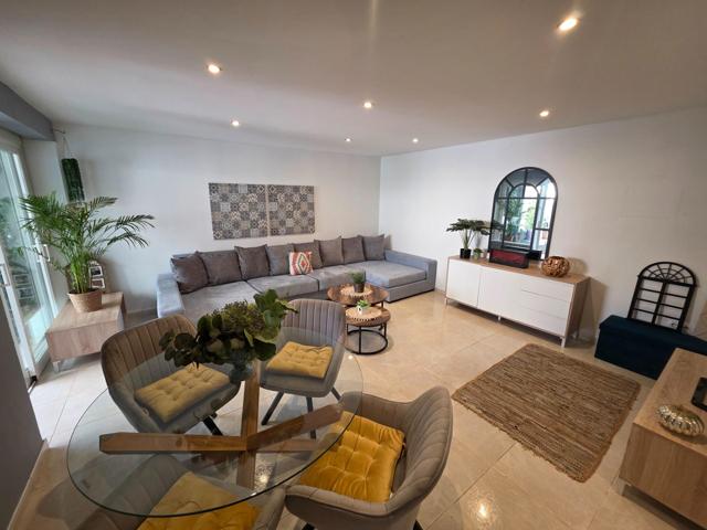 Vivienda contemporánea con patio interior y balcón junto al mar photo 0