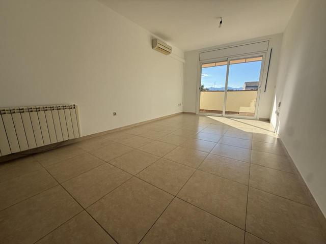 Piso en venta en Salt de 91 m2 photo 0