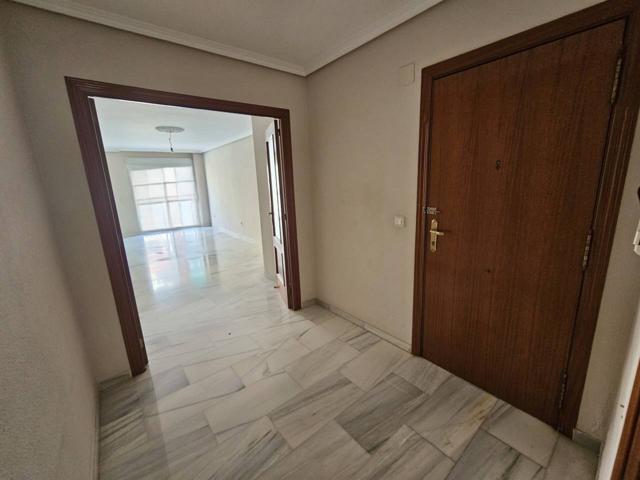 Piso en venta en Ronda Sur-Suerte de Saavedra(06009) photo 0