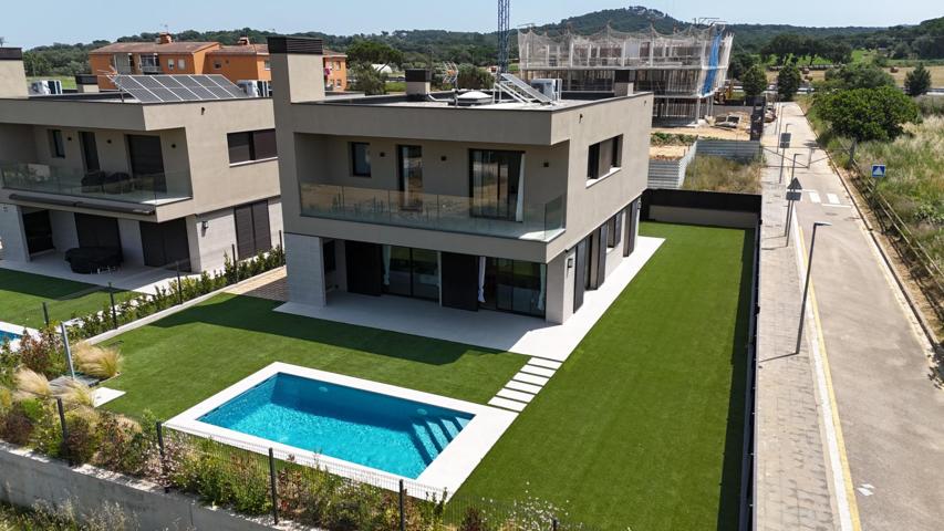 Exclusiva Promoción de Obra Nueva con Viviendas de Alta Gama en el Corazón del Empordà photo 0