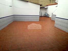 GRAN CASA DE ESQUINA EN BARRIO NUEVO CON DOS COCHERAS Y BUEN PATIO photo 0