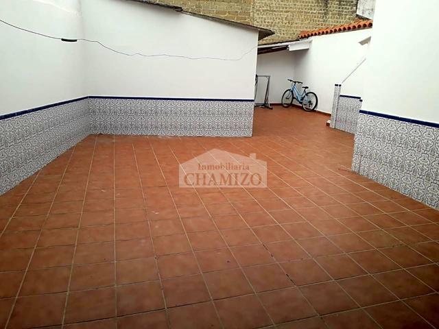 GRAN CASA DE ESQUINA EN BARRIO NUEVO CON DOS COCHERAS Y BUEN PATIO photo 0