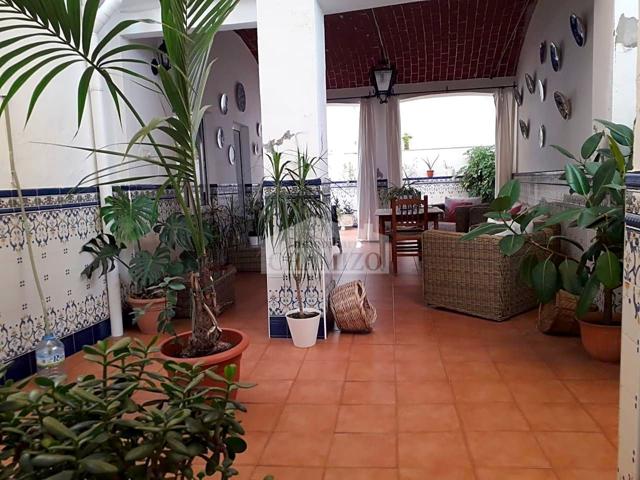 GRAN CASA EN VENTA SEMINUEVA CON BUEN PATIO EN ZONA CENTRO photo 0