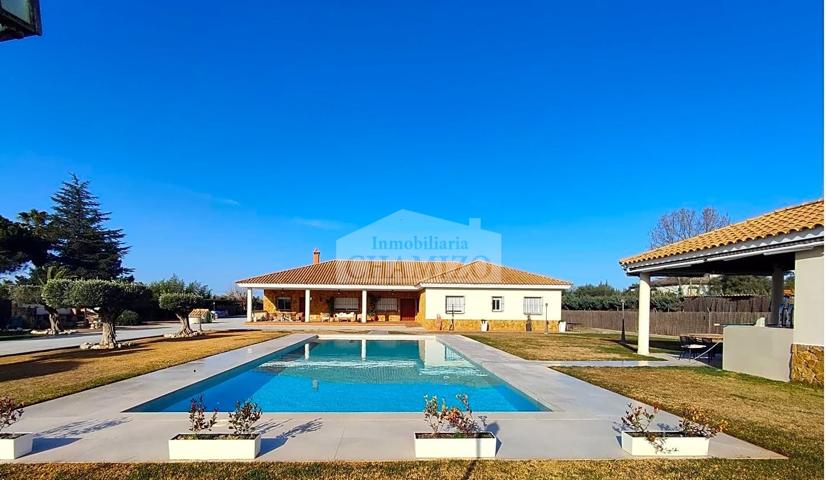 ESPECTACULAR CHALET RESIDENCIAL CERCANO A VILLANUEVA DE LA SERENA PARA VIVIR CON TU FAMILIA TODO EL AÑO photo 0