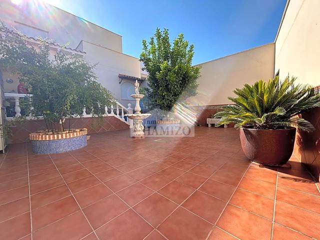 CASA EN PERFECTO ESTADO PARA ENTRAR A VIVIR CON GRAN PATIO, TERRAZA Y GARAJE PARA VARIOS VEHÍCULOS photo 0