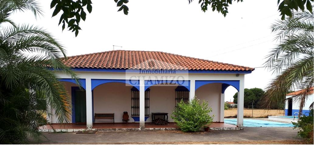 CHALET con PISCINA situado muy cerca de Villanueva de la Serena. 🏠☀️🌳 photo 0