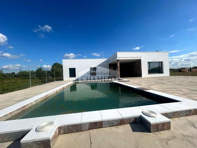 CHALET CON PISCINA DE NUEVA CONSTR. CON GRANDES CALIDADES photo 0