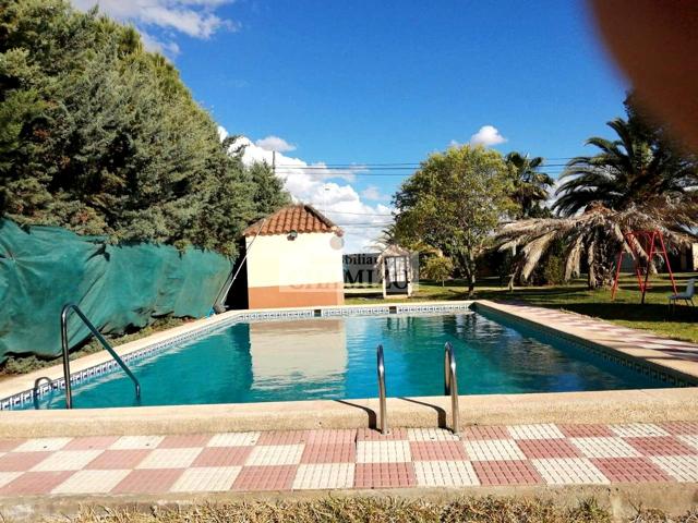 CHALET EN VENTA CON GRAN PISCINA MUY CERCANO A VILLANUEVA DE LA SERENA photo 0