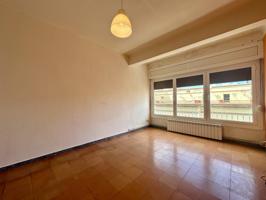 Venta de piso en Manresa por 92.000€ de 4 habitaciones photo 0