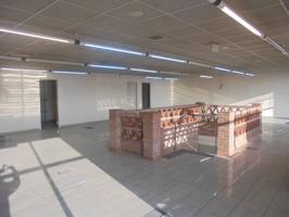 Nave industrial en Sant Fruitos de Bages con oficinas y almacén por 590.000€ photo 0
