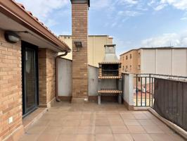 Dúplex en venta con plaza de aparcamiento y terraza en el centro de Ripollet photo 0