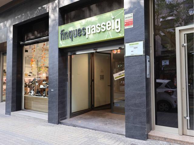 Local comercial en alquiler en el Passeig Pere III de Manresa photo 0