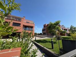 Precioso piso con terraza en urbanización privada en Valdenoja photo 0